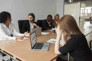 Meeting-Knigge: So hinterlassen Sie ab dem ersten Moment einen professionellen Eindruck
